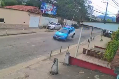 Vídeo: perseguição em alta velocidade termina com viatura da PM com pneu estourado