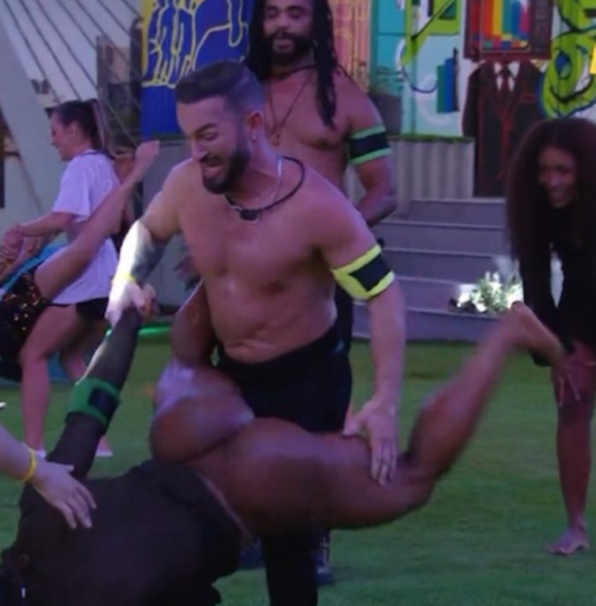 Primeira festa do 'BBB 25' tem Gracyanne Barbosa caindo ao dançar com Diego Hypólito - Reprodução de vídeo / X