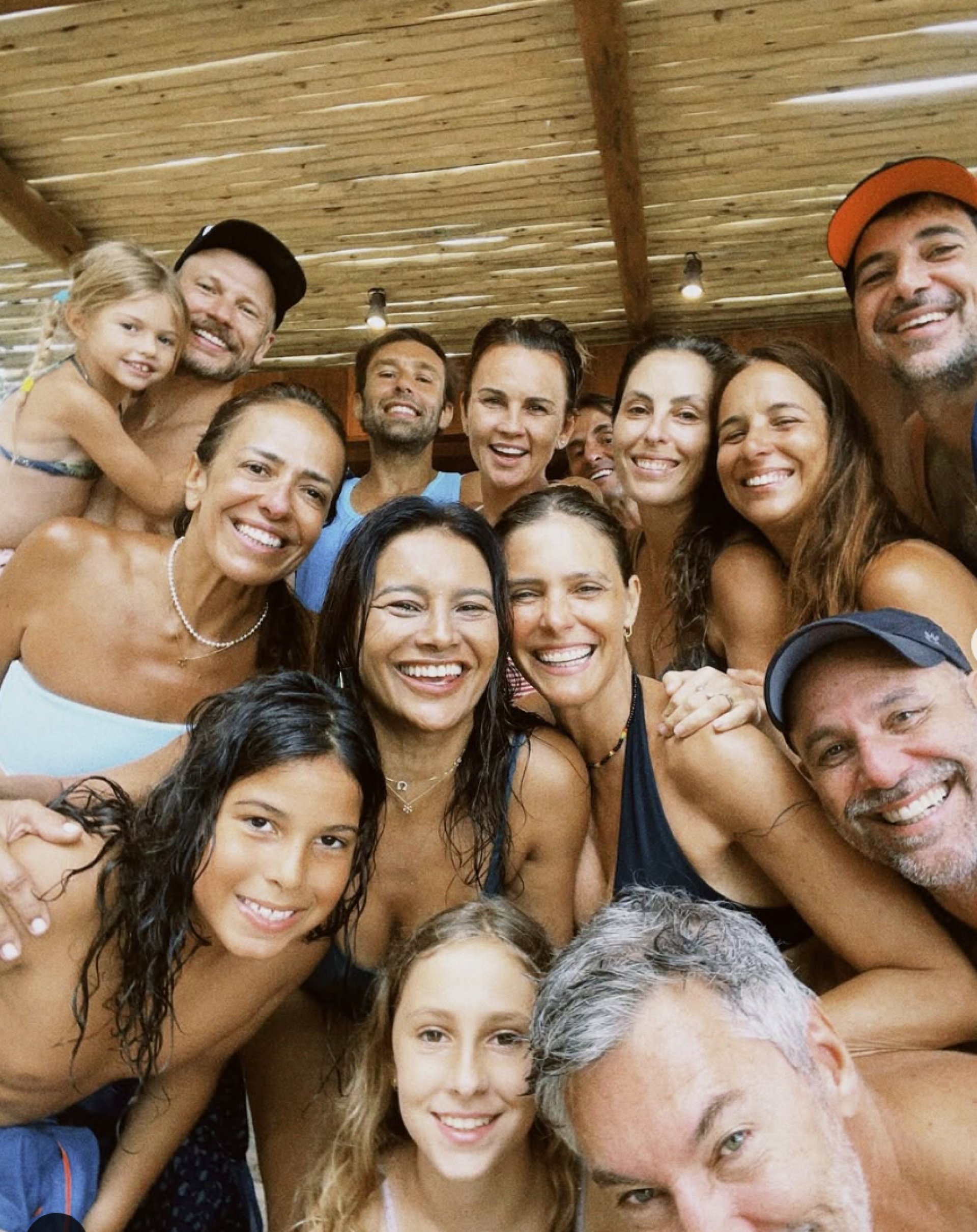 Dira Paes compartilha registro de suas férias com amigos e familiares - reprodução Instagram