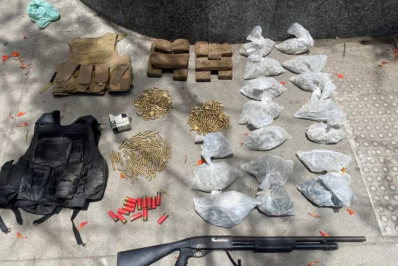 Polícia apreende arsenal e drogas em creche de Cabo Frio