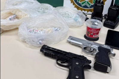 Ação resulta em apreensão de drogas e réplicas de armas no Vila Rica