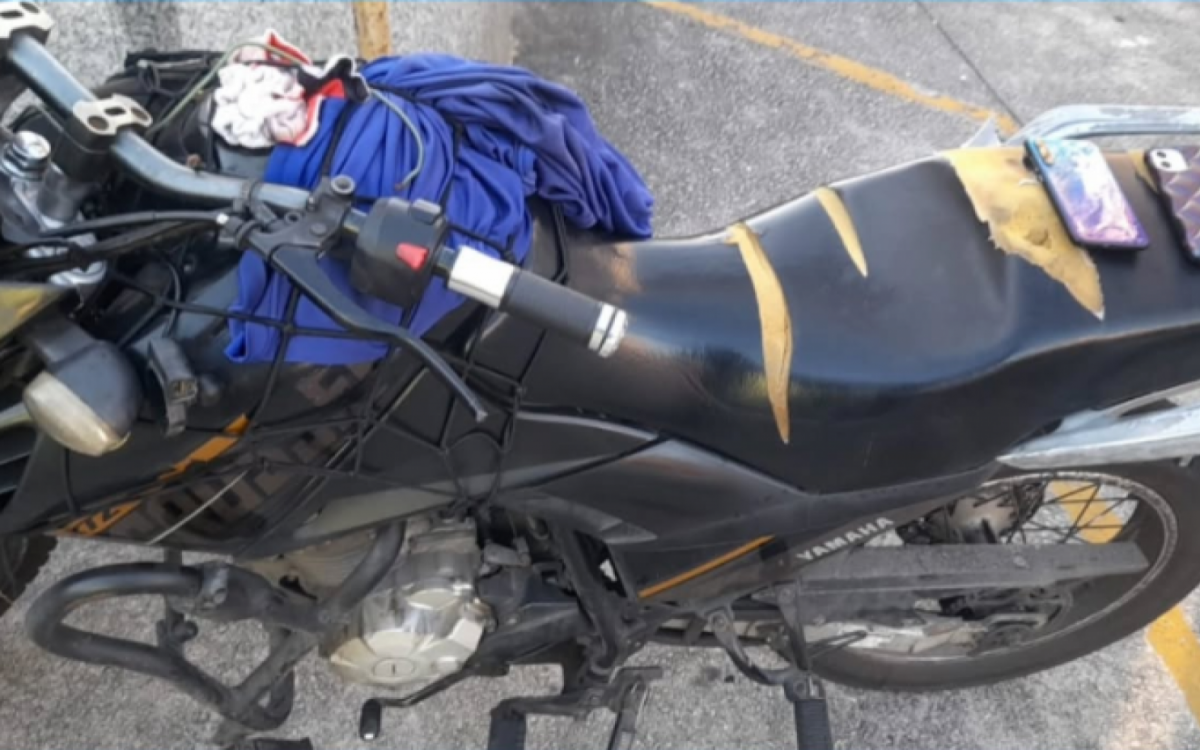 A motocicleta usada pelos assaltantes para praticar roubos pelo centro do município