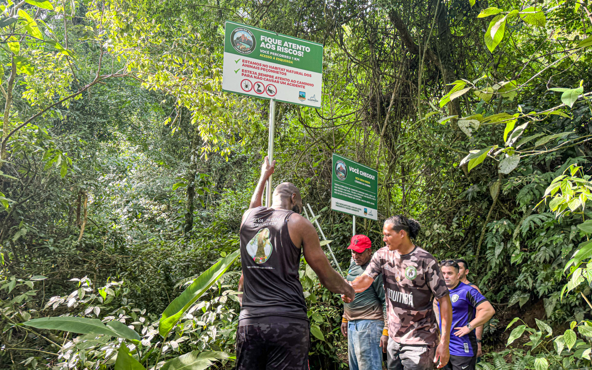 Equipe Salva Trilhas instala placas de sinaliza&ccedil;&atilde;o na trilha do Tei&uacute; - Divulga&ccedil;&atilde;o