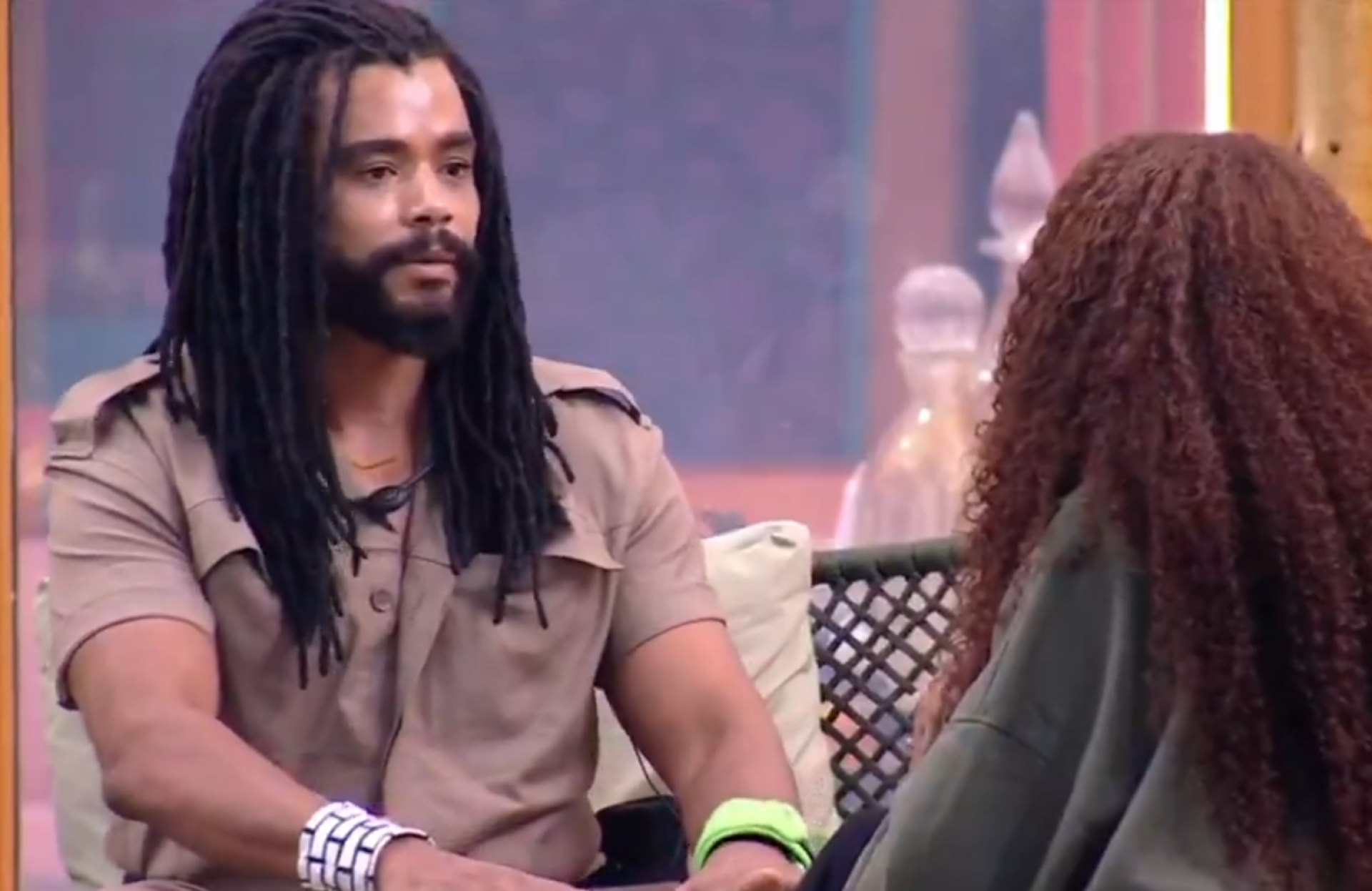 Giovanna e Diogo Almeida durante conversa no 'BBB 25' - Reprodução de vídeo