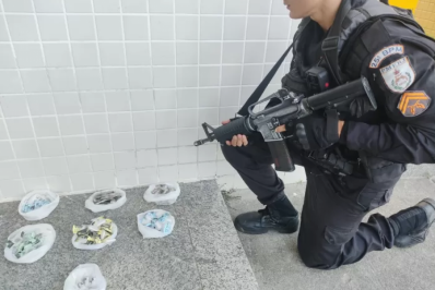 Homens são flagrados traficando em Cabo Frio e presos com sacola cheia de entorpecentes