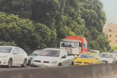 Motociclista morre e mulher fica em estado grave após acidente em acesso ao Túnel Rebouças