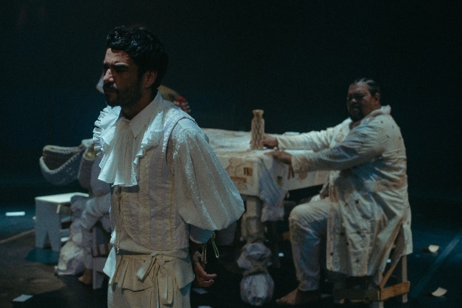 Caio Blat e Babu Santana em cena da peça 'Os Irmãos Karamázov' - Divulgação 