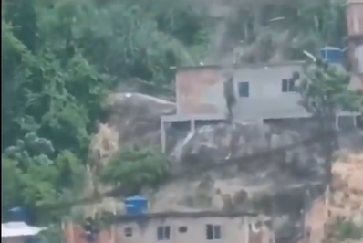 Em meio a tiroteio, moradores do Alemão estendem panos brancos pela janela em busca de paz