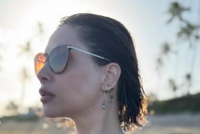 Recém-solteira, Pitty relaxa em praia na Bahia