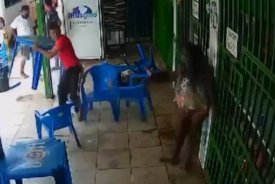 Vídeo: Homem é preso após agredir e arremessar mesa contra companheira em bar no DF