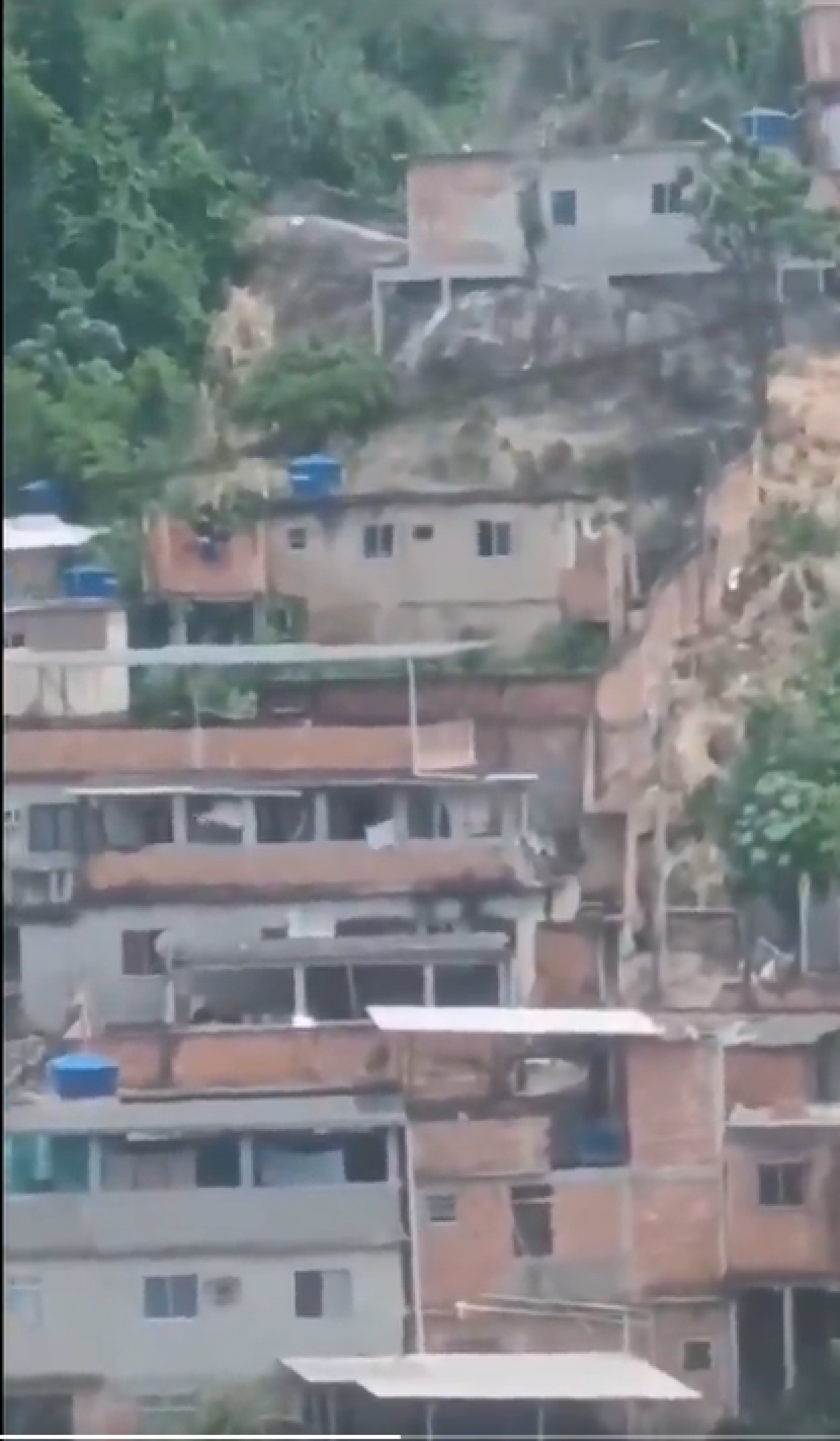 Moradores estendem bandeiras brancas em meio a operação no Complexo do Alemão - Rede Social