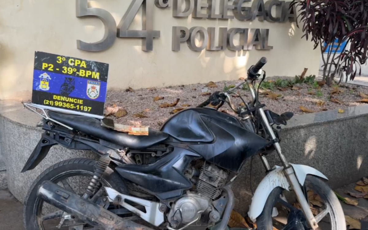 Motocicleta e o dinhieiro apreendido pelos policiais com o miliciano no Xavantes