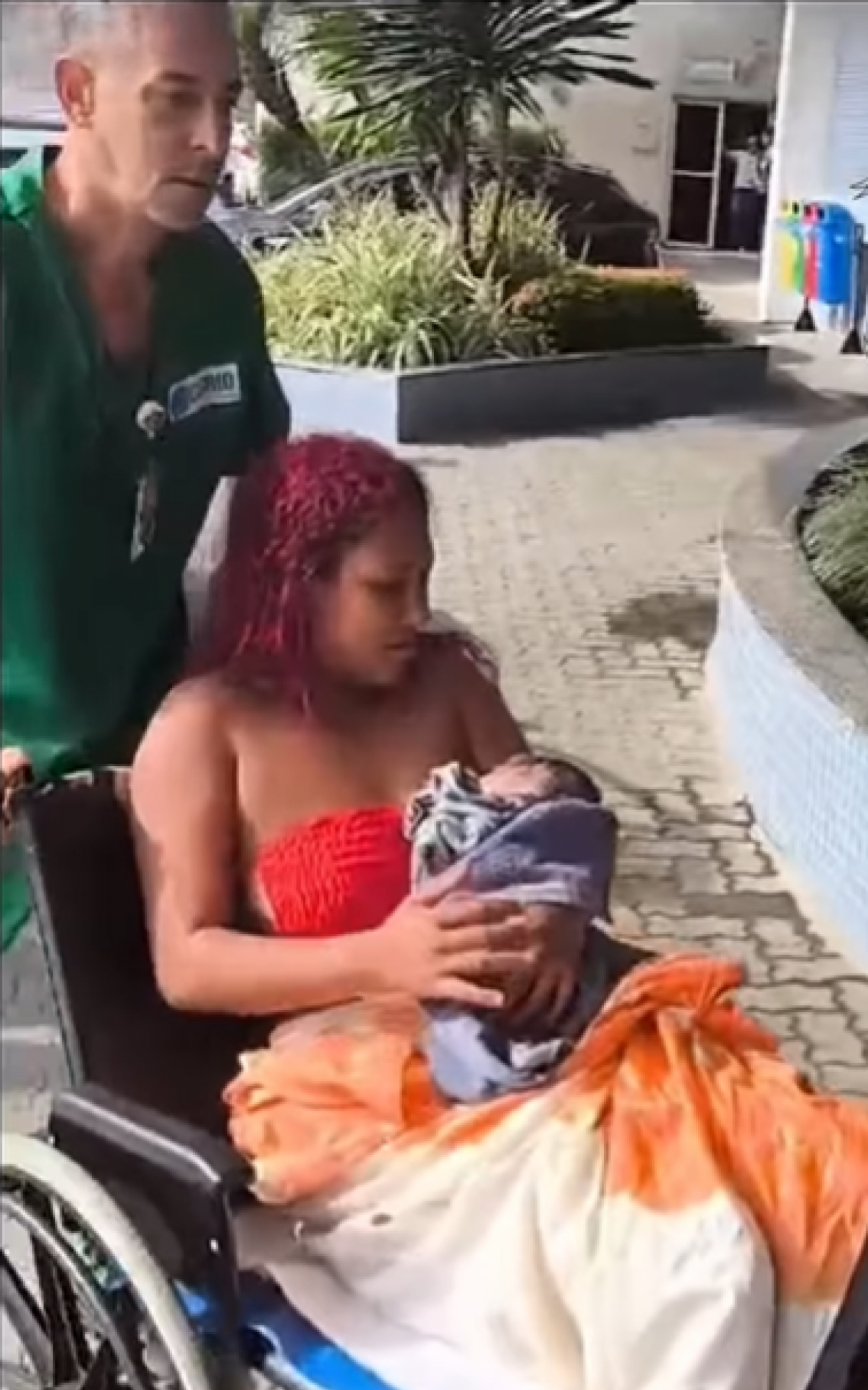 A mãe com o filho na chegada ao Hospital da Mulher em São João de Meriti