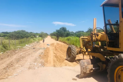 Cansados de esperar, moradores se reúnem e custeiam obras na Estrada do Alecrim, em São Pedro da Aldeia