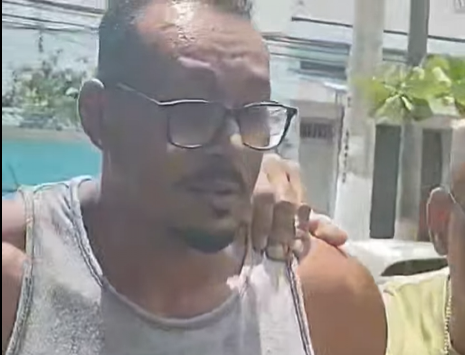 Valdenir da Silva Almeida na chegada na Delegacia de Homic&iacute;dios da Baixada Fluminense, em Belford Roxo - Reprodu&ccedil;&atilde;o