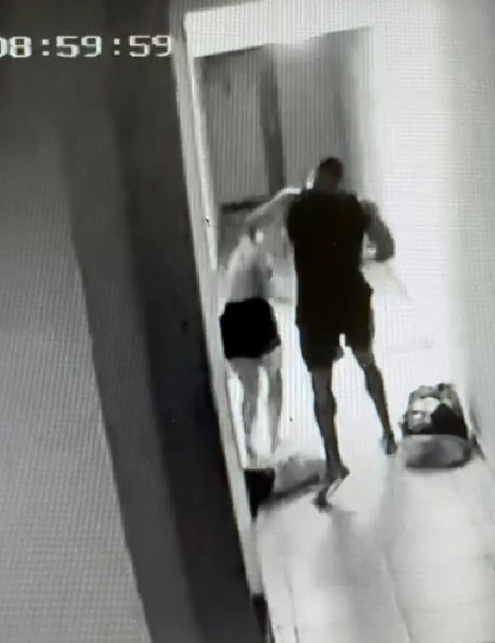 Câmeras flagram Valdenir da Silva agredindo Ilines Valesca - Arquivo pessoal