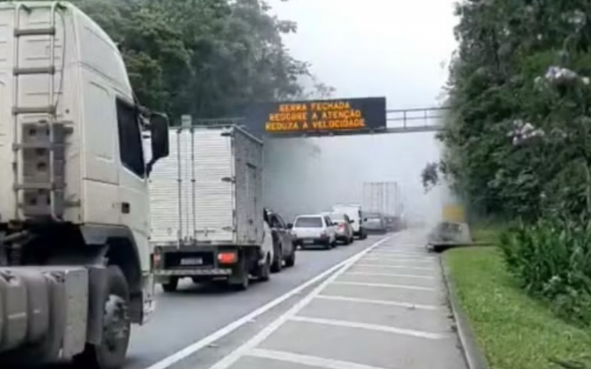 A via ficou totalmente interditada, mas foi liberada nos dois sentidos por volta das 12h35