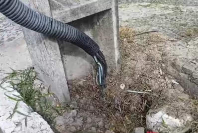 Fiação exposta é flagrada por morador na calçada de prédio na Praia do Forte, em Cabo Frio
