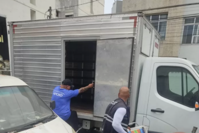 Operação apreende guarda-sóis e cadeiras escondidos em veículo, em Cabo Frio