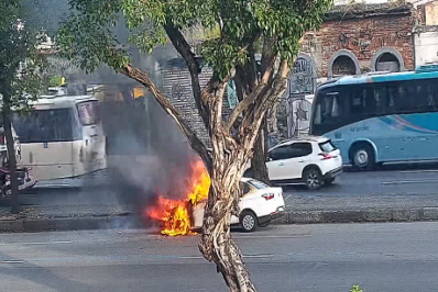 Incêndio em carro interdita pista central da Avenida Presidente Vargas
