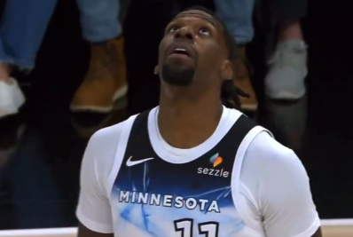 Vídeo: peça de telão cai em quadra e quase acerta atleta em jogo da NBA