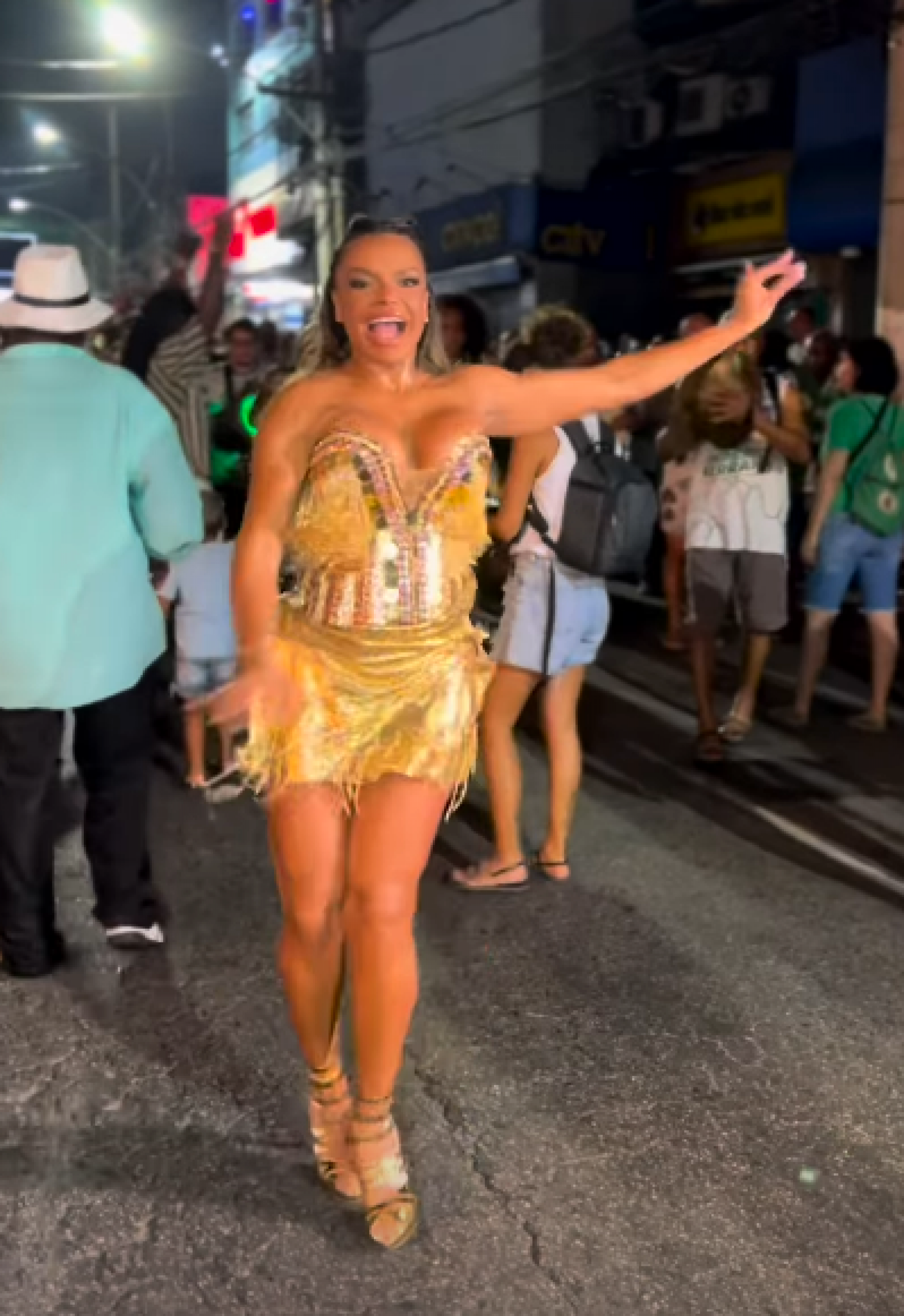 Quitéria Chagas durante ensaio de rua do Império Serrano - Reprodução do Instagram