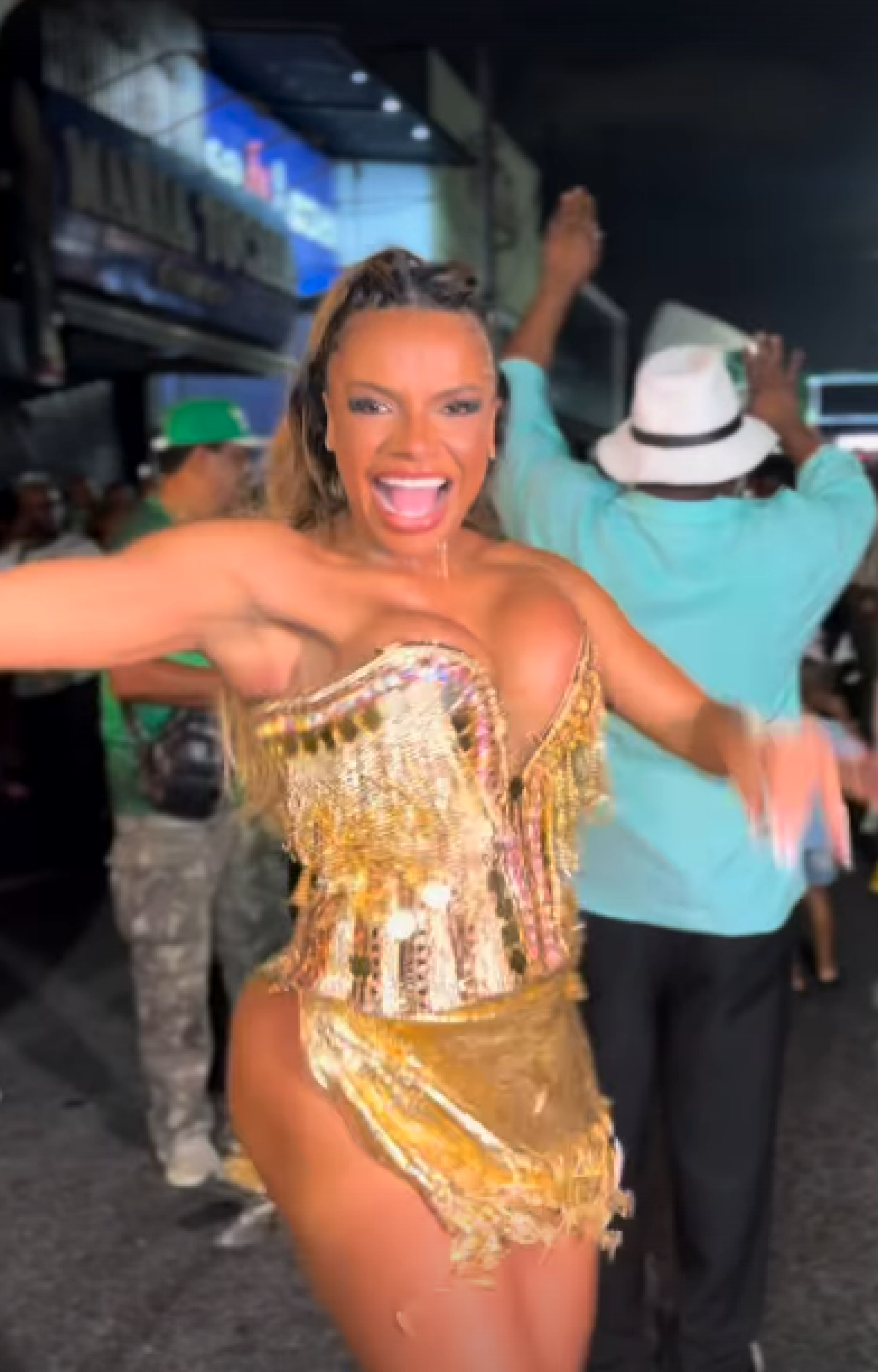 Quitéria Chagas durante ensaio de rua do Império Serrano - Reprodução do Instagram