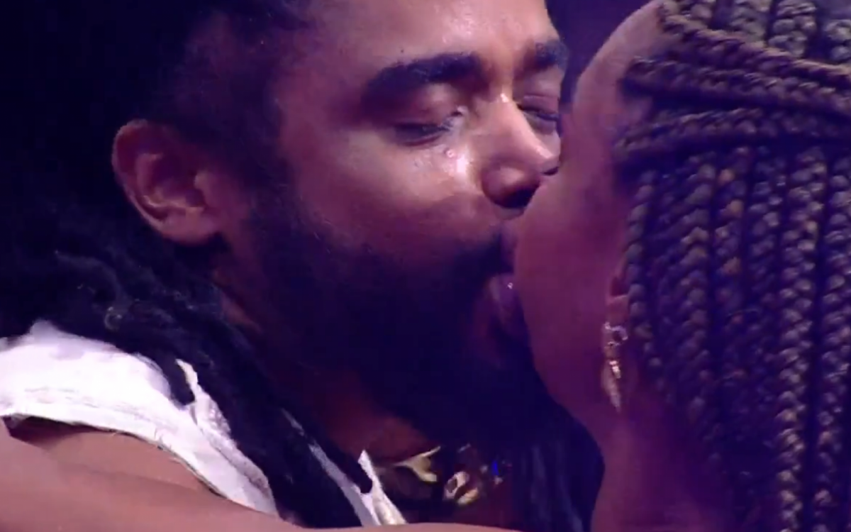 Diogo Almeida e Aline se beijam