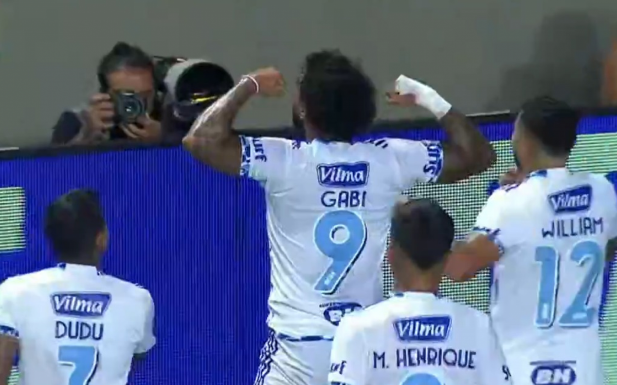 Gabigol em sua comemoração tradicional, agora pelo Cruzeiro