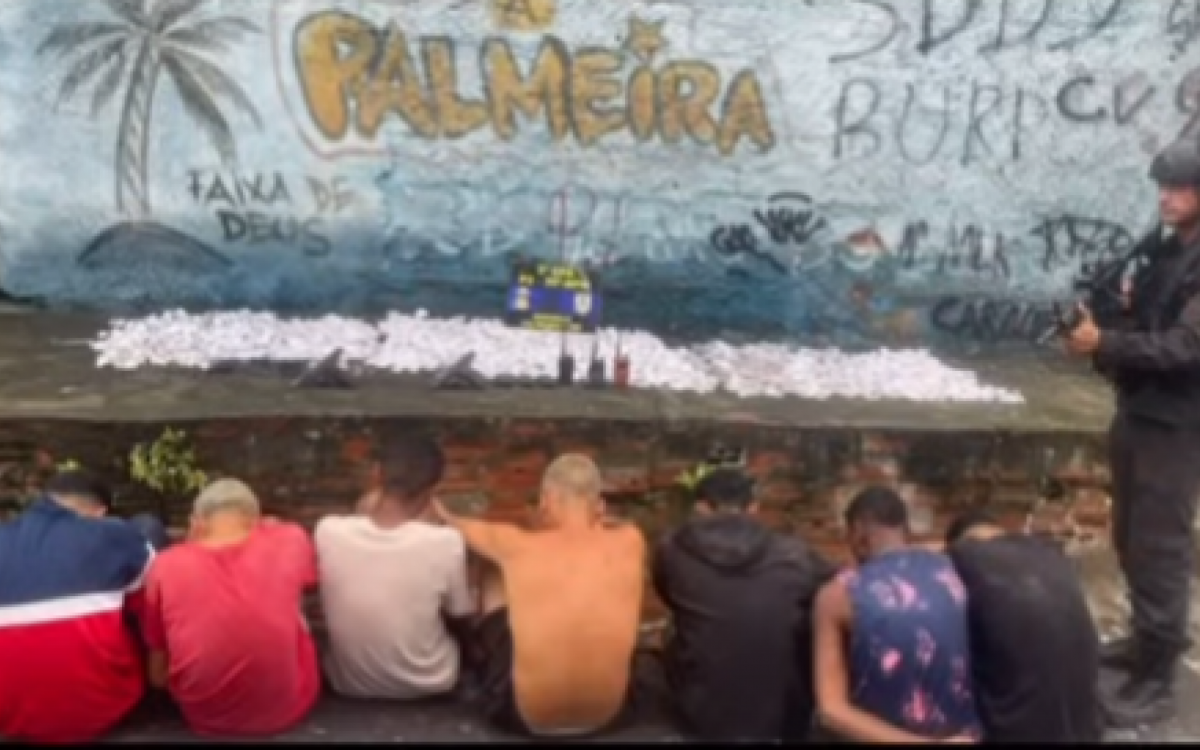 Os sete suspeitos presos com as drogas apreendidas pelos policiais militares