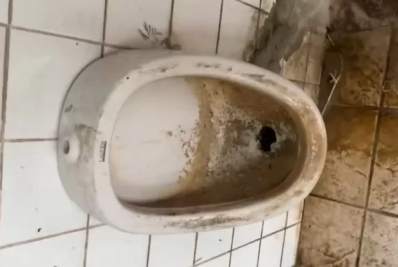 Moradores denunciam más condições no banheiro do Mercado do Peixe de Cabo Frio