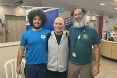 Ex-refém israelense corta barba que filho deixou crescer durante 15 meses de cativeiro em Gaza