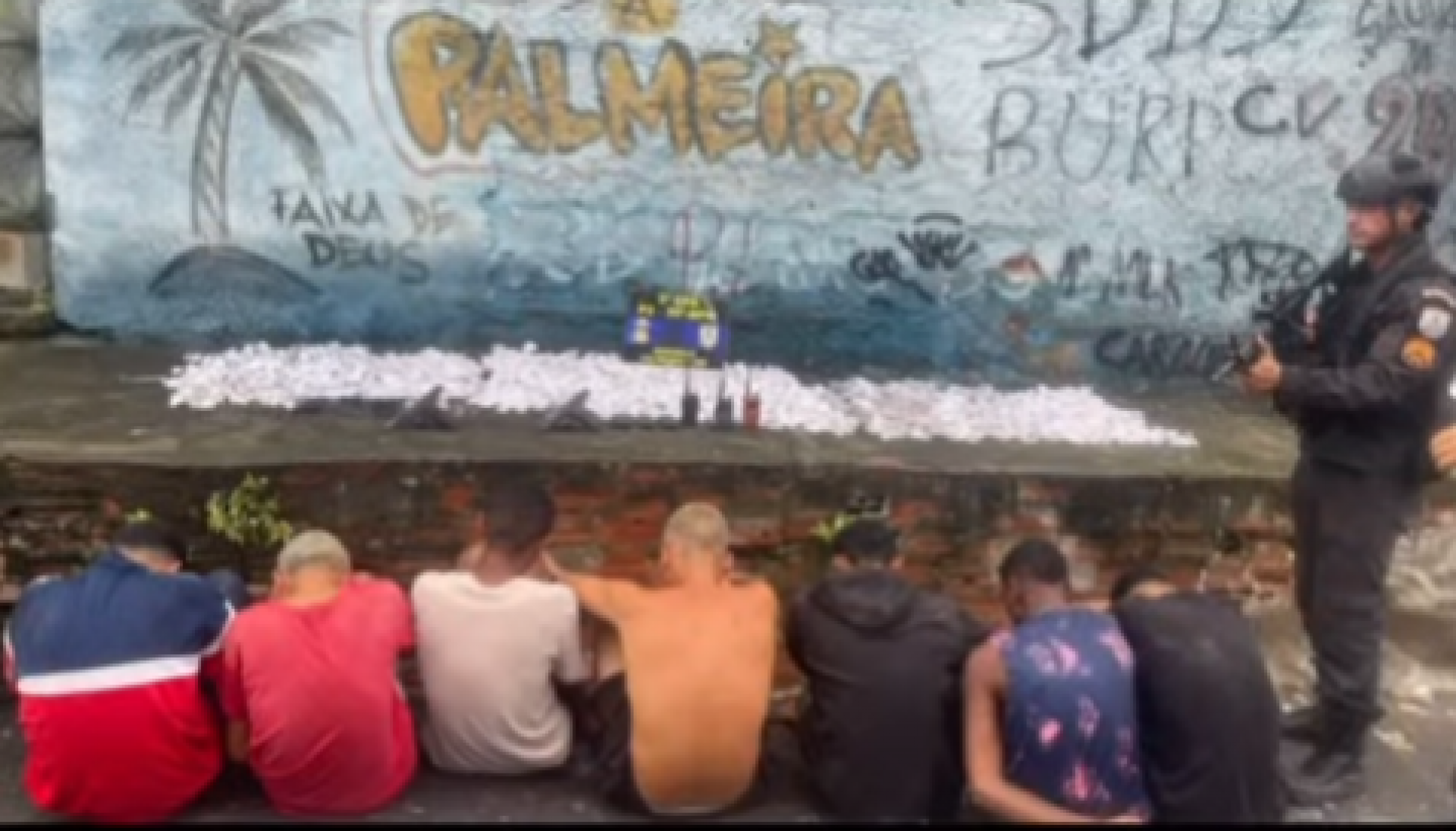 Os sete suspeitos presos com as drogas apreendidas pelos policiais militares - Reprodu&ccedil;&atilde;o / 39&ordm; BPM