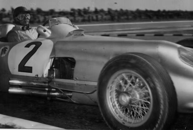 Mercedes pilotada por Fangio e Moss é leiloada por R$ 309,5 milhões e registra recorde