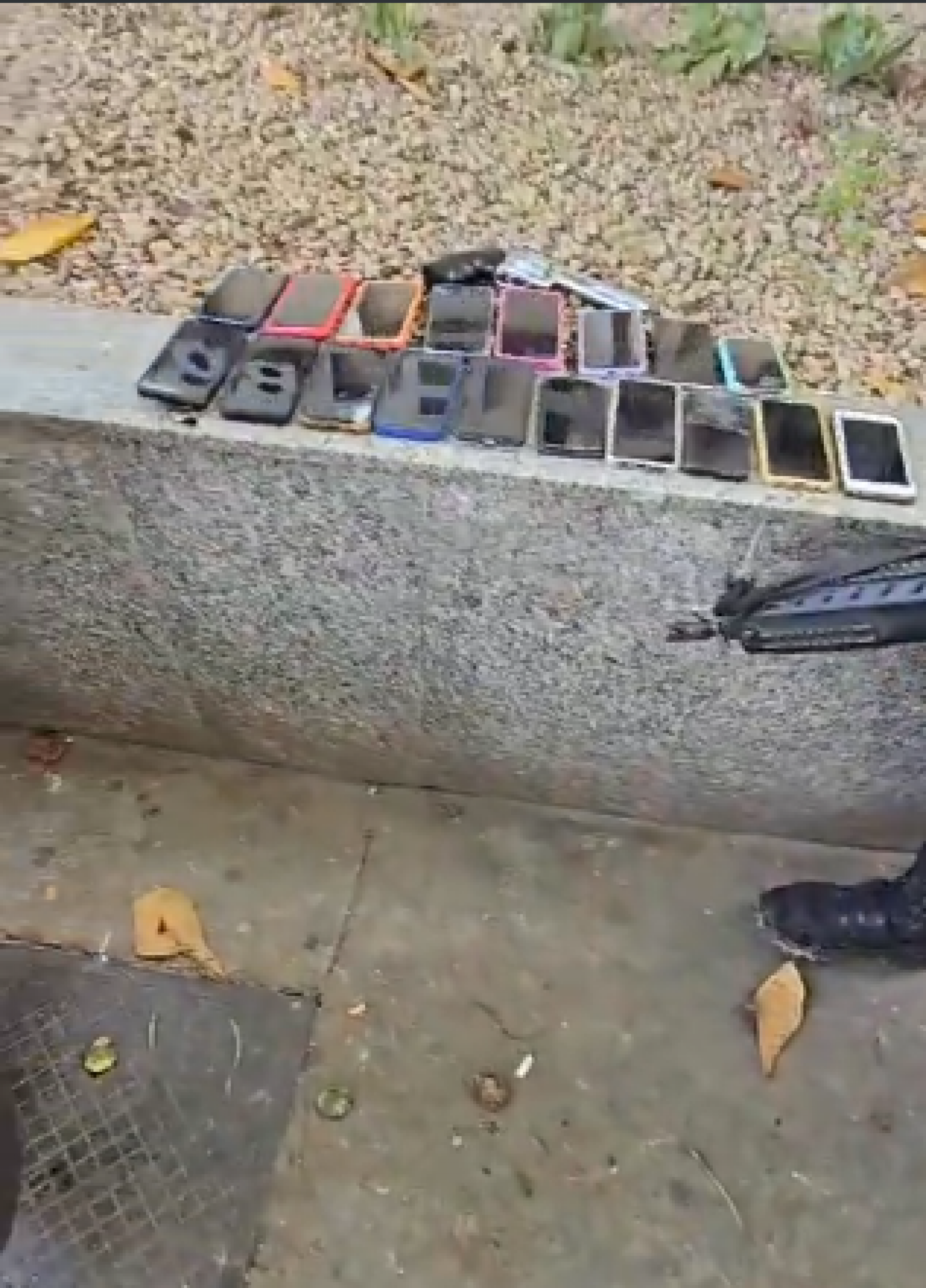 A réplica de pistola e dos celulares roubados apreendidos pelos policiais militares