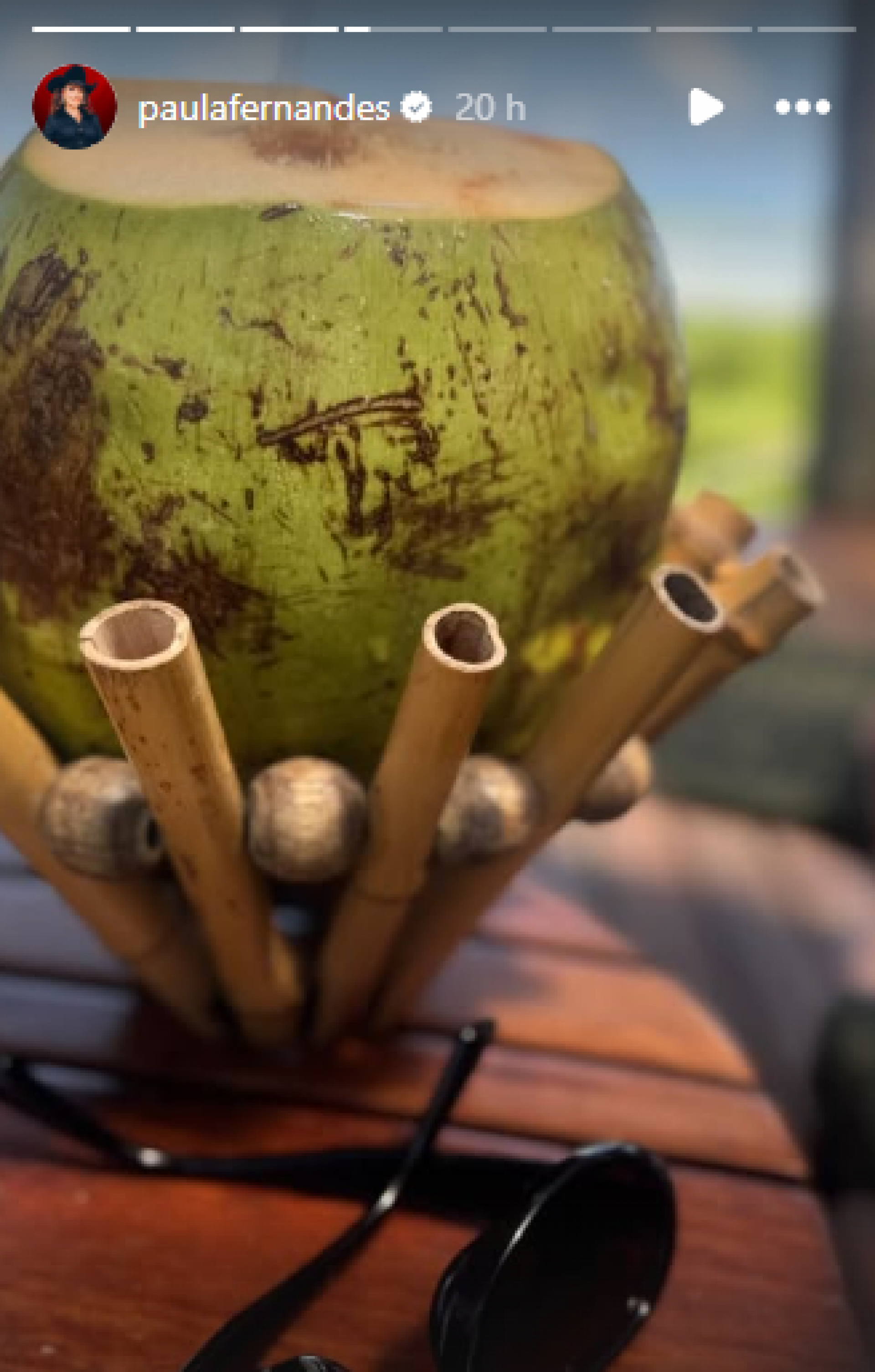 Em Alagoas, Paula Fernandes se refresca com água de coco - Reprodução / Instagram