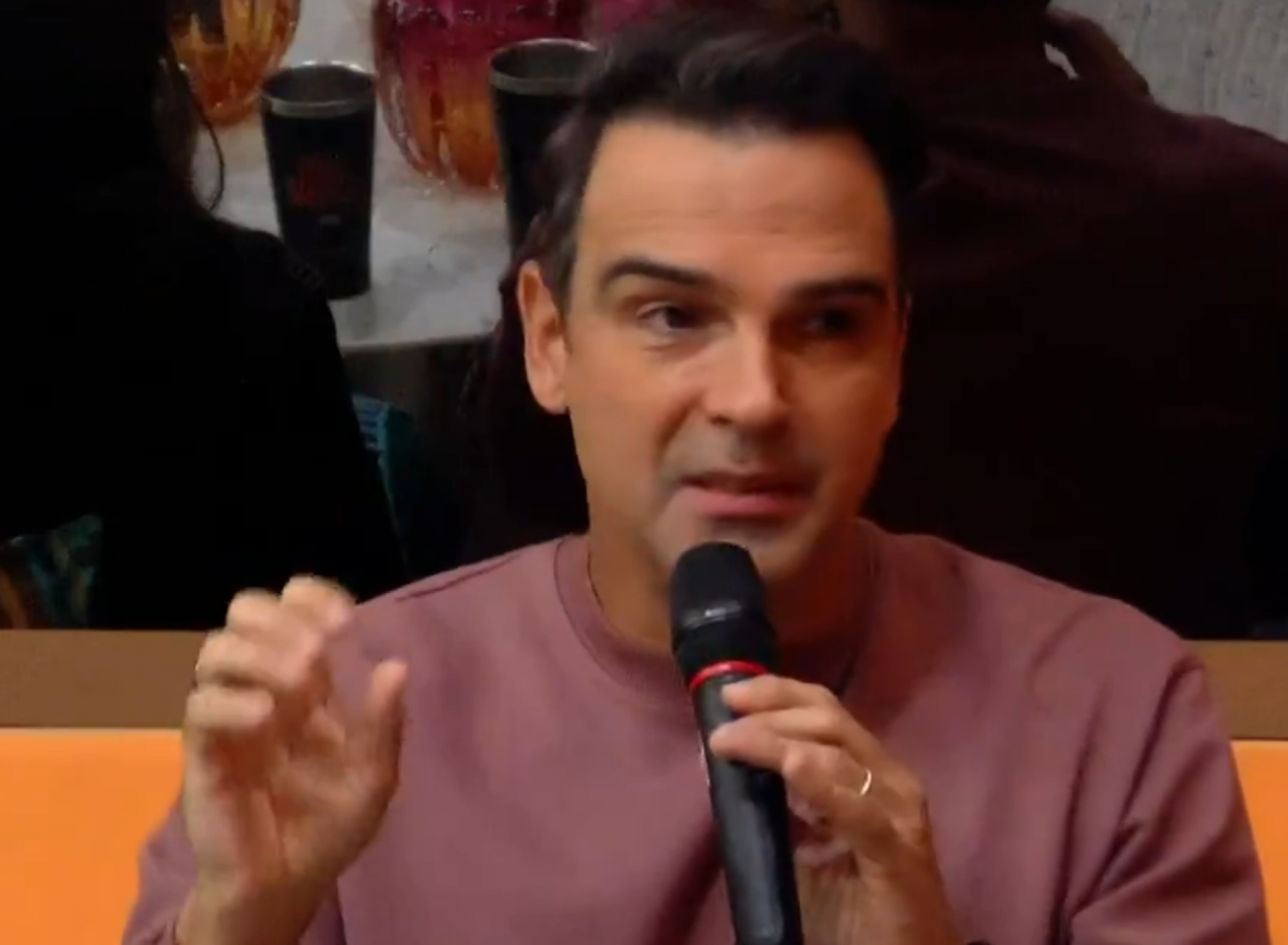 Tadeu Schmidt - Reprodução de vídeo