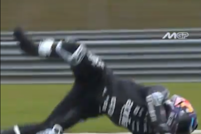 Impressionante! Campeão da Moto GP quebra capacete e sofre fraturas em queda