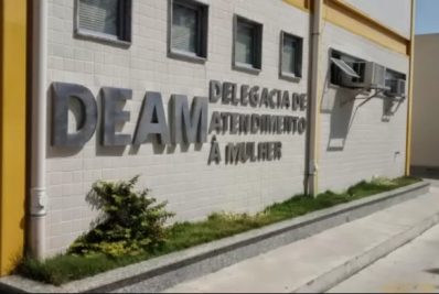 Homem é preso após arrastar companheira de carro presa pelo cabelo em Cabo Frio