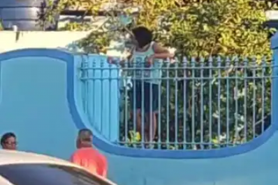 Mulher fica presa em cemitério de São Gonçalo e tenta pular grade; veja vídeo!