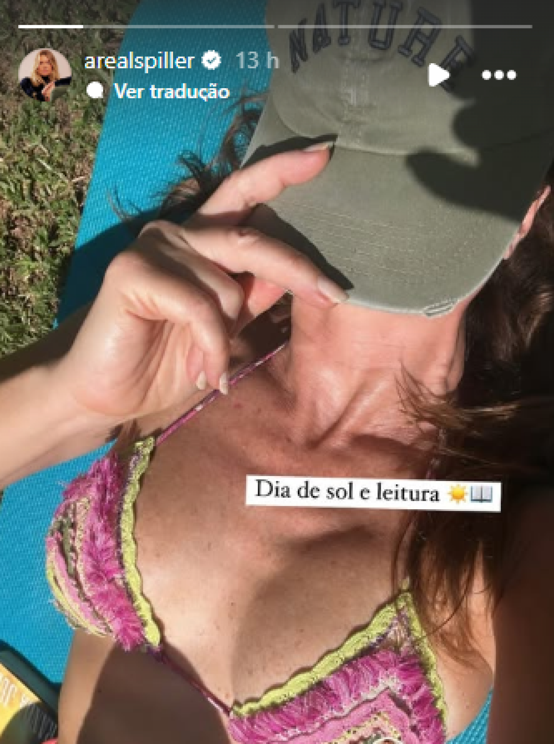 Leticia Spiller aproveita momento de descanso para renovar bronzeado e colocar leitura em dia - Reprodução / Instagram