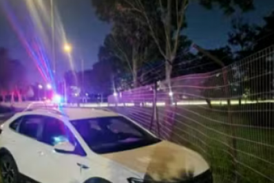 Mulher embriagada perde controle do carro e bate em cerca de residência de Alckmin