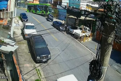 Ônibus descontrolado colide com veículos, atinge imóvel e derruba árvore em SP