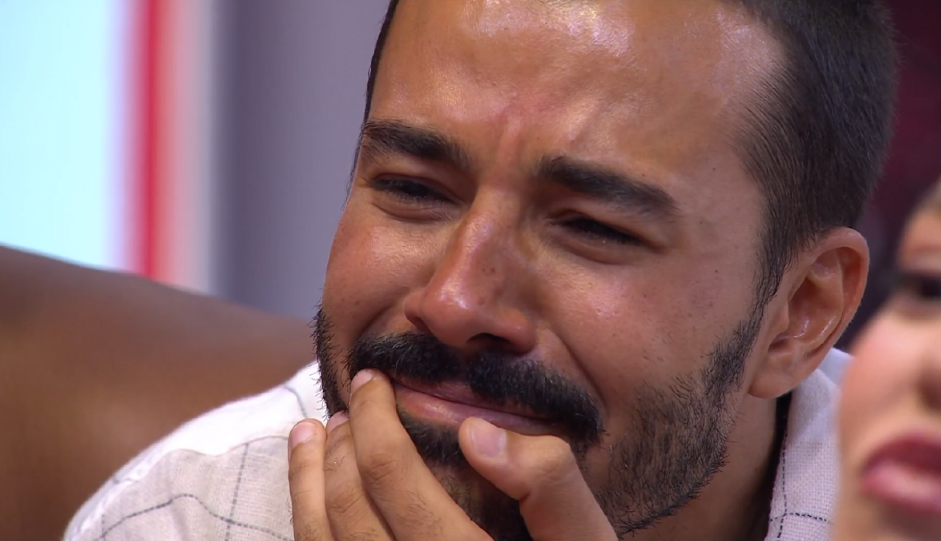 Mateus chora ao receber presente do Anjo com mensagem de sua família - - TV Globo