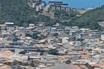 Casa pega fogo no centro de Arraial do Cabo