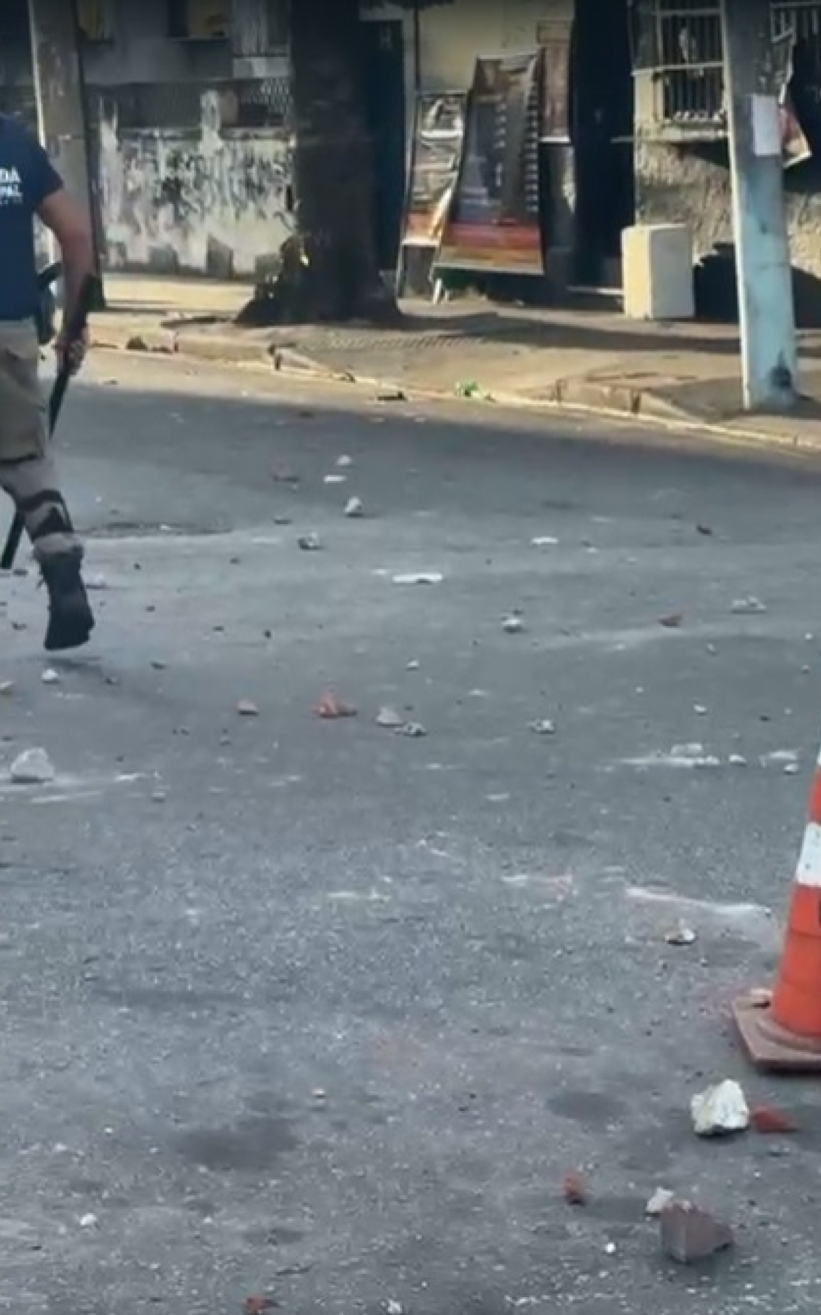 Ambulantes lançaram garrafas e pedras contra as equipes - Divulgação / Seop