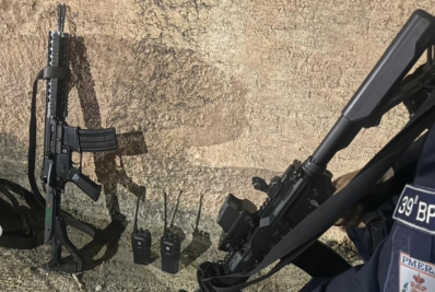 PM prende criminoso com fuzil, munições e carregador em Belford Roxo