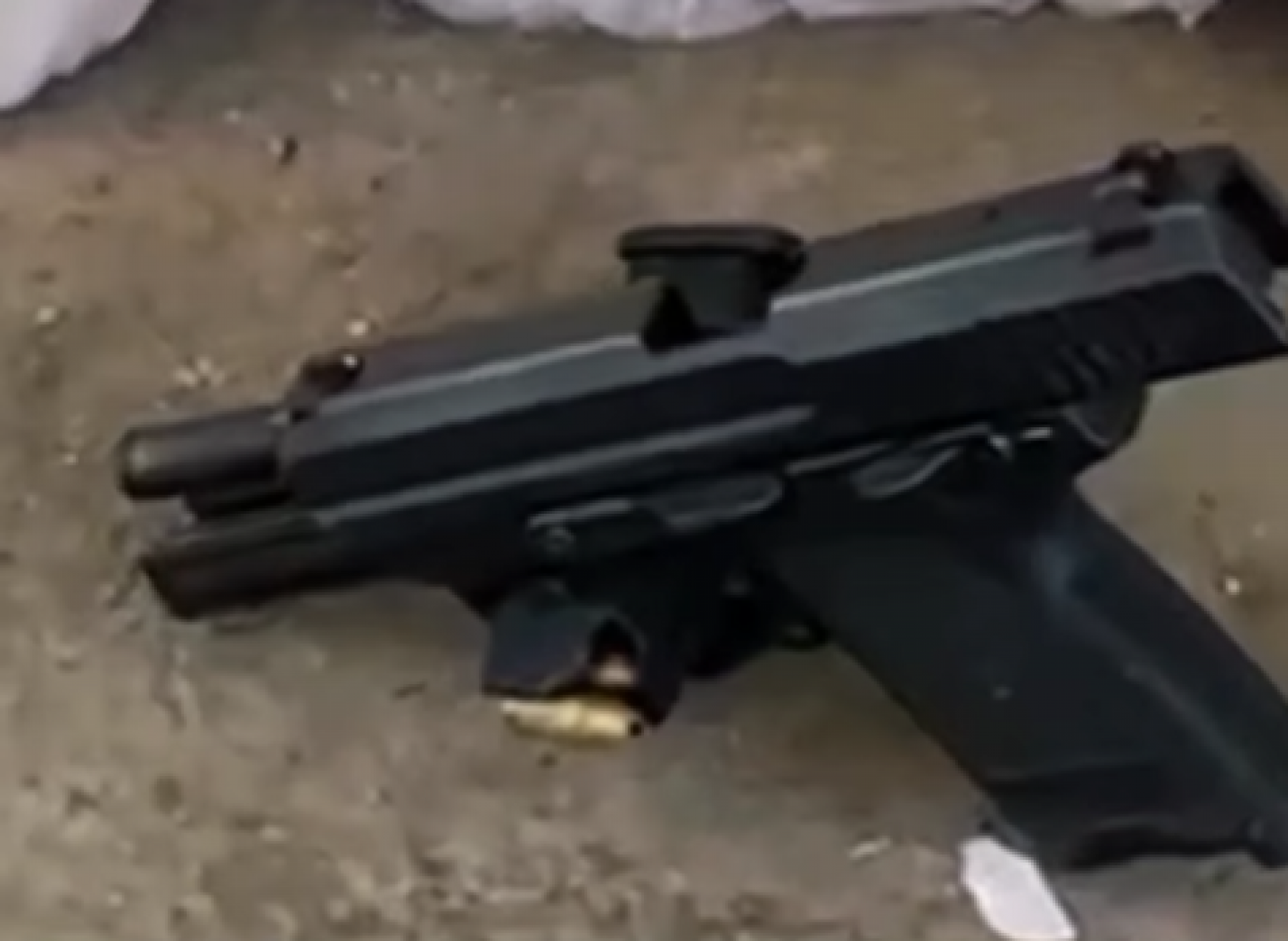 A pistola 9mm apreendida com a dupla presa - Reprodu&ccedil;&atilde;o / 39&ordm; BPM