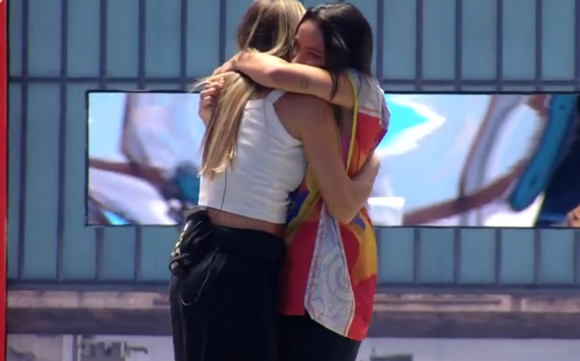 Eva comemora com Renata a vitória em prova - Reprodução de vídeo