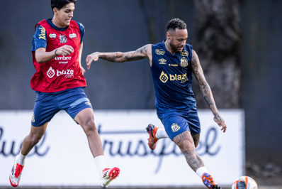 Fisiologista e preparador físico da Seleção observam Neymar em treino do Santos
